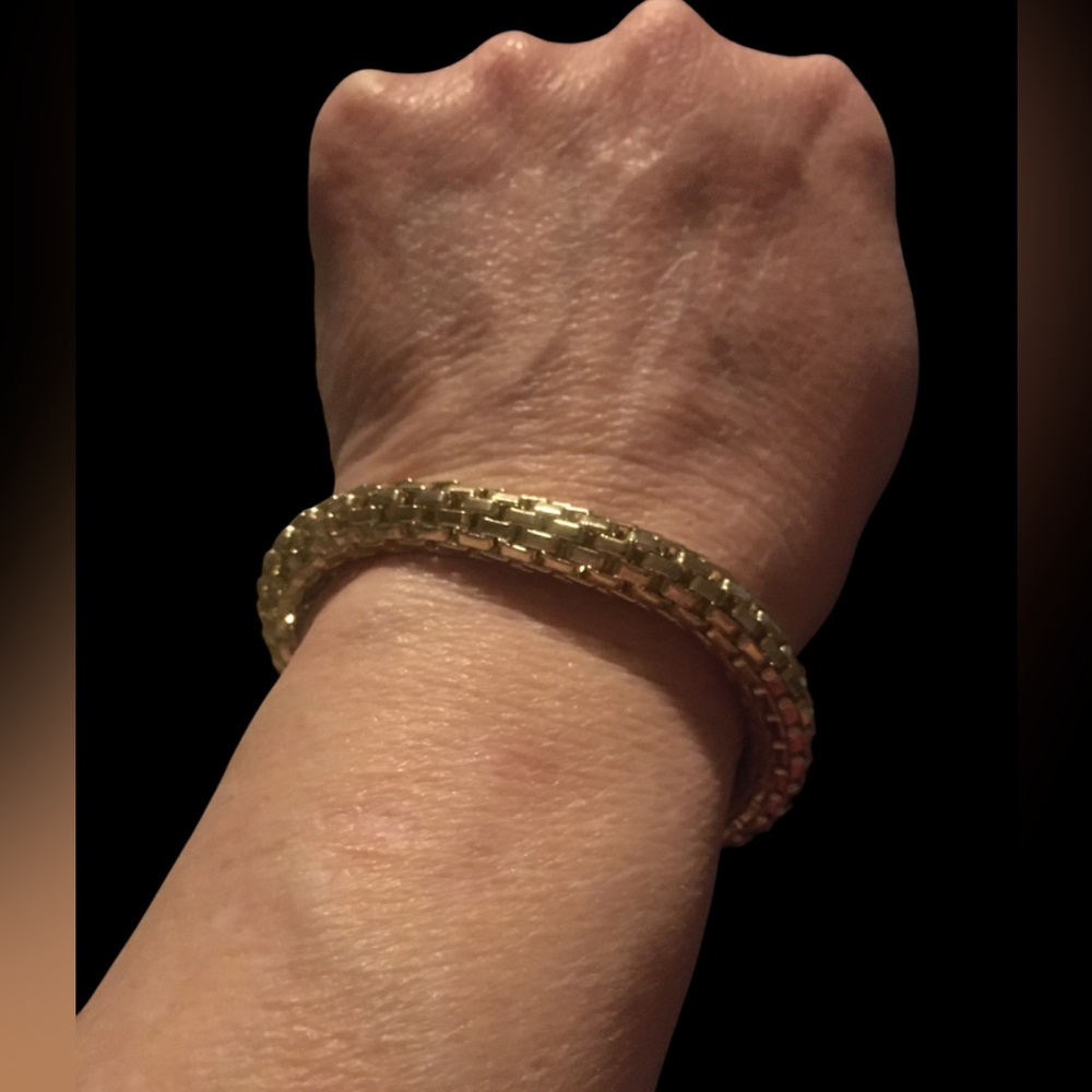 Beautiful Goldtone Metal Stretch Bracelet